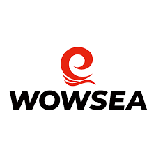 Logotipo de WOWSEA en rojo y negro sobre fondo blanco, marca de deportes acuáticos.