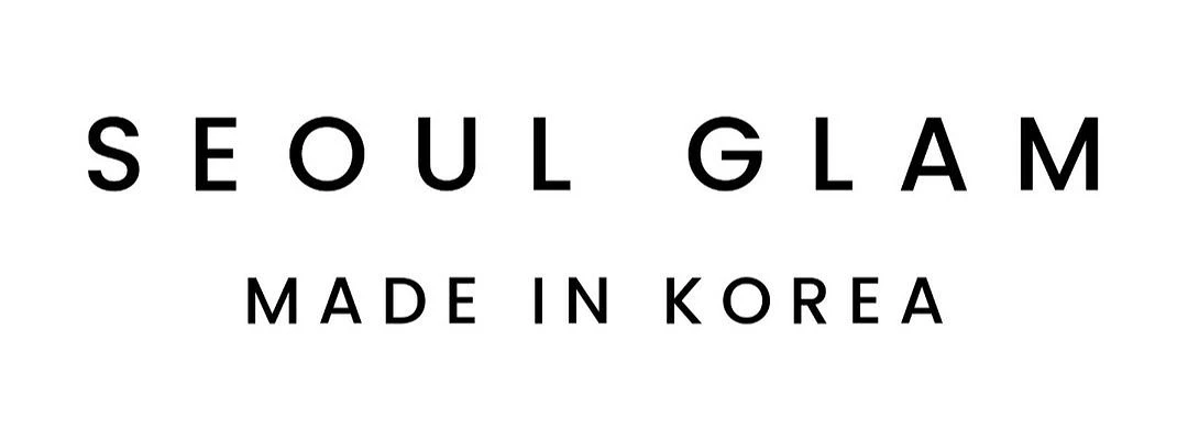 Logo de Seoul Glam Made in Korea en negro sobre fondo blanco, marca vinculada a belleza y cosmética coreana | Agencia Brilla Influencers