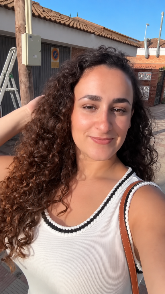 Influencer UGC Mercedes Perez colaborando con marcas de lifestyle y belleza en redes sociales – Agencia Brilla.