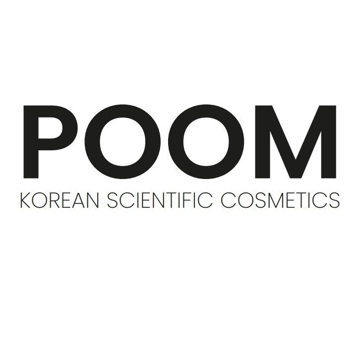 Logo de POOM Korean Scientific Cosmetics en negro sobre fondo blanco, marca de cosmética coreana | Agencia Brilla Influencers