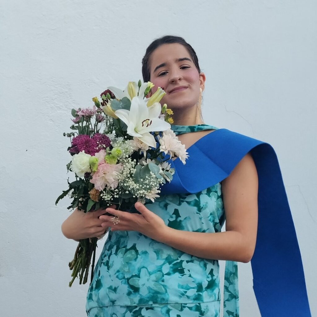 María del Valle del Moral Cobija en una celebración de graduación con ramo de flores | Agencia Brilla Influencers