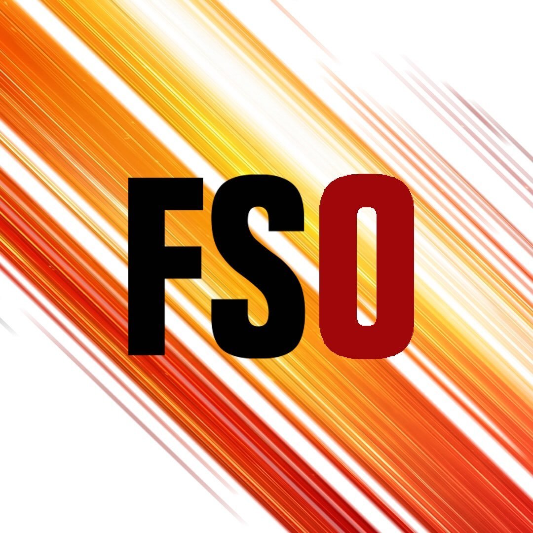 Logo FSO con tipografía negra y roja sobre fondo de líneas naranjas | Agencia Brilla.