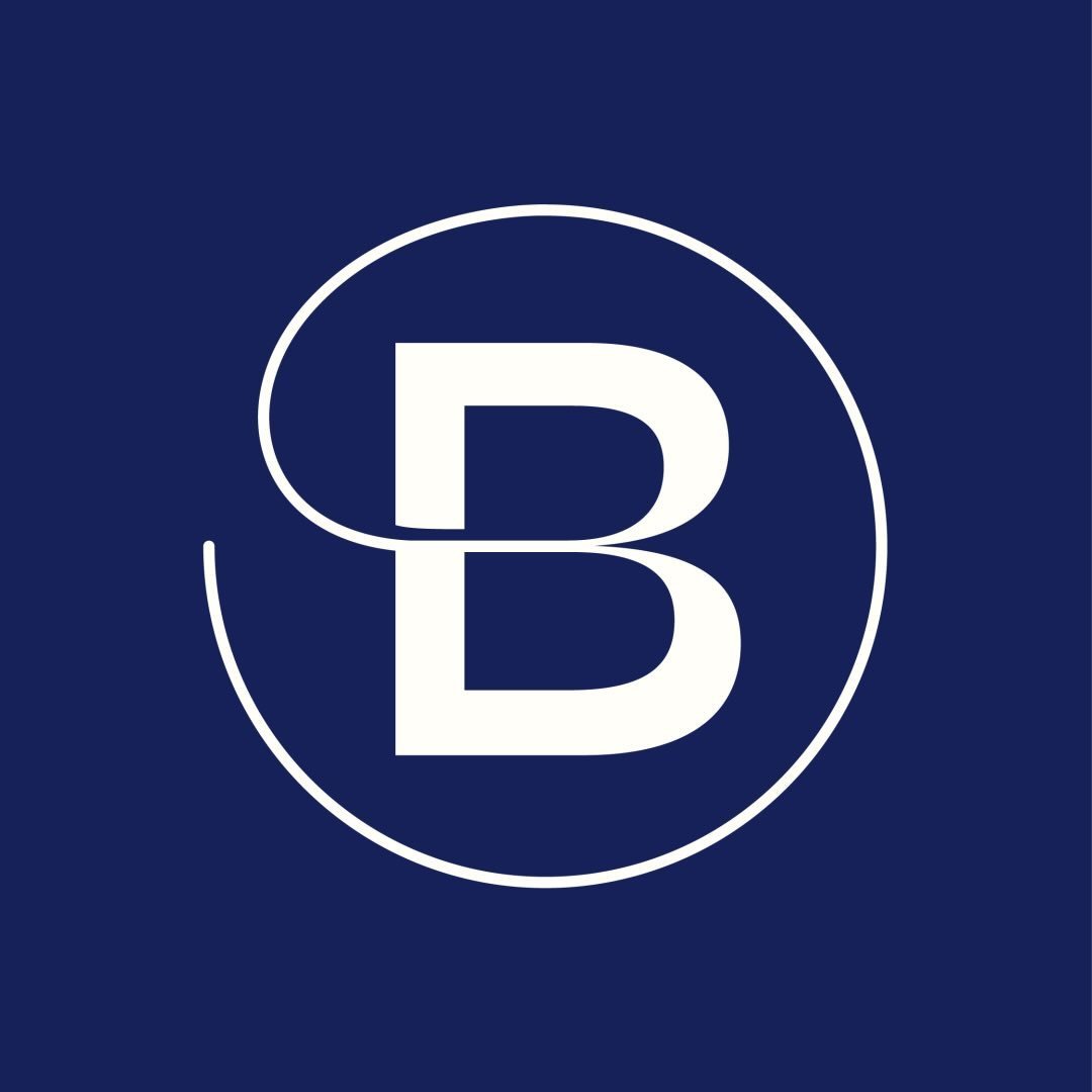 Logo de marca con inicial B en color blanco sobre fondo azul marino.
