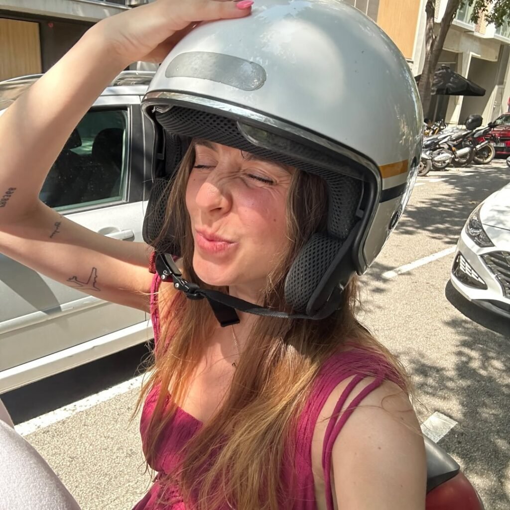 Beatriz Muñoz, creadora UGC lifestyle, con casco de moto en un entorno urbano mostrando una faceta espontánea y divertida | Agencia Brilla Influencers