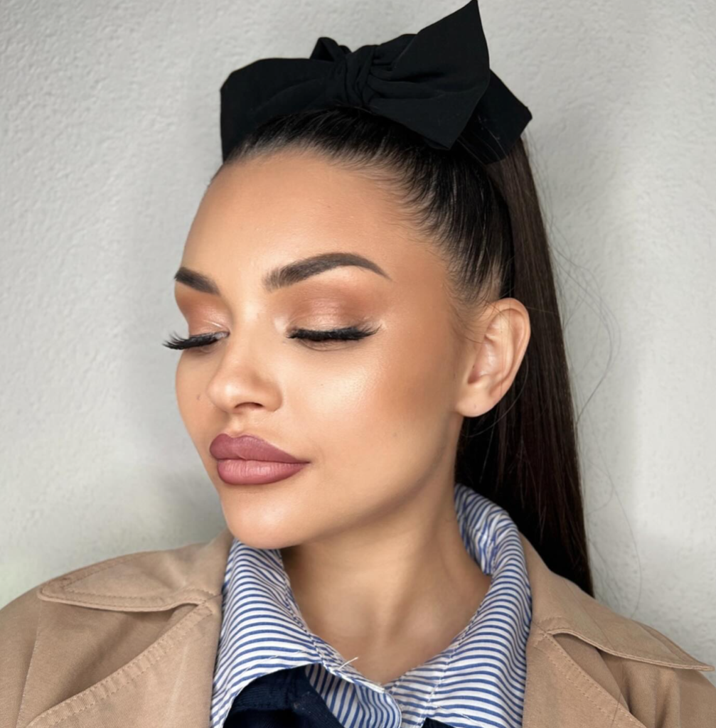 Gema Gonzalez con maquillaje cuidado y lazo negro en un retrato UGC de belleza y estilo | Agencia Brilla Influencers