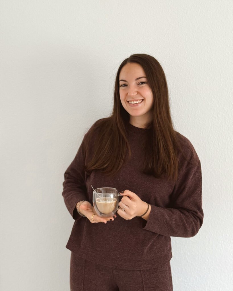 Jénifer Rodríguez UGC disfrutando café en un momento cotidiano lifestyle | Agencia Brilla