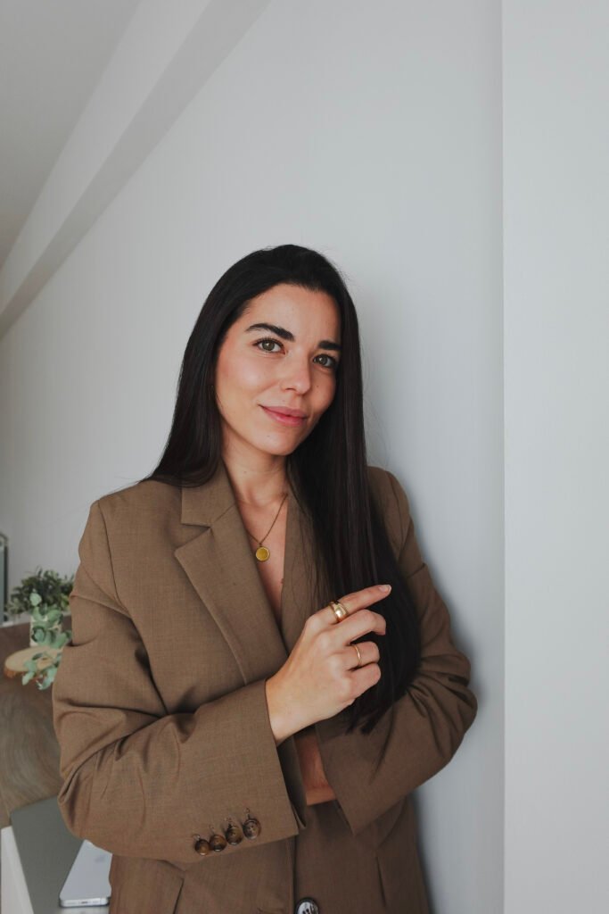 Creadora UGC Itzíar Palomar Cuadrado generando contenido de moda y lifestyle para marcas digitales | Agencia Brilla Influencers.