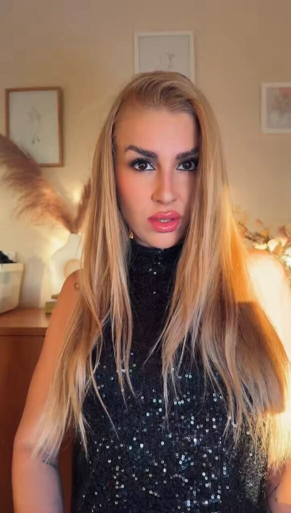 Agatha García Álvarez mostrando un look de maquillaje en contenido UGC de belleza | Agencia Brilla Influencers.