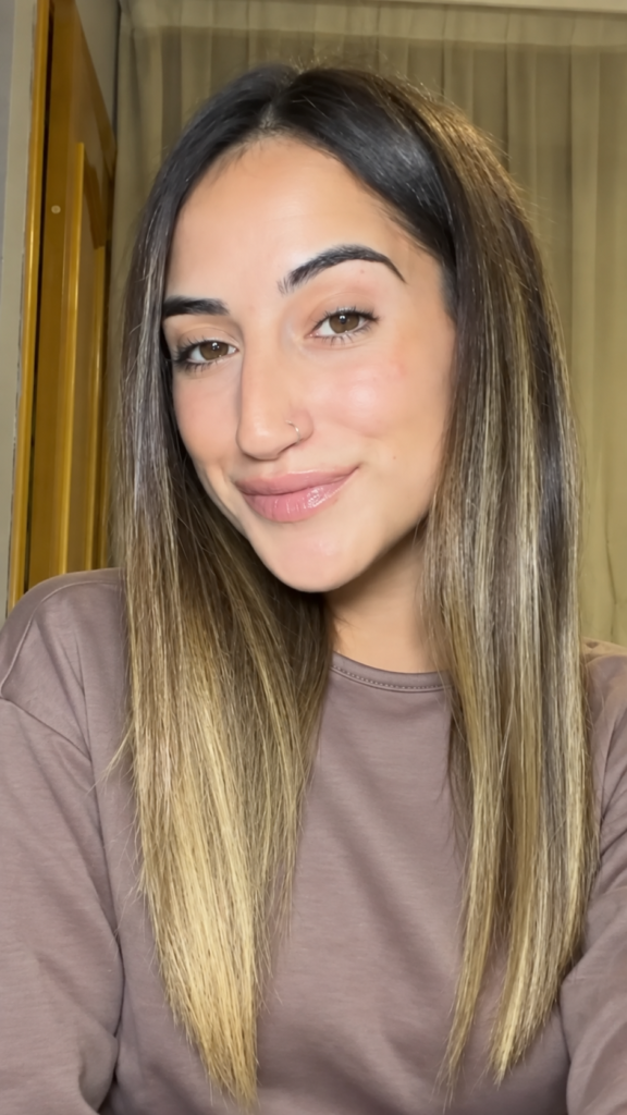 Miriam Abad, creadora UGC de belleza y lifestyle en retrato natural de interior | Agencia Brilla Influencers.