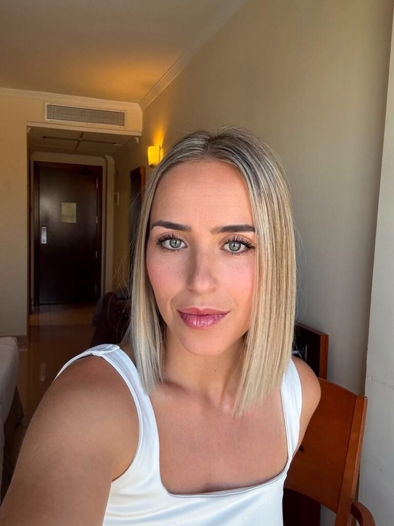 UGC Susana Sanz en un retrato lifestyle con look blanco para contenido de marcas en redes sociales – Agencia Brilla Influencers.