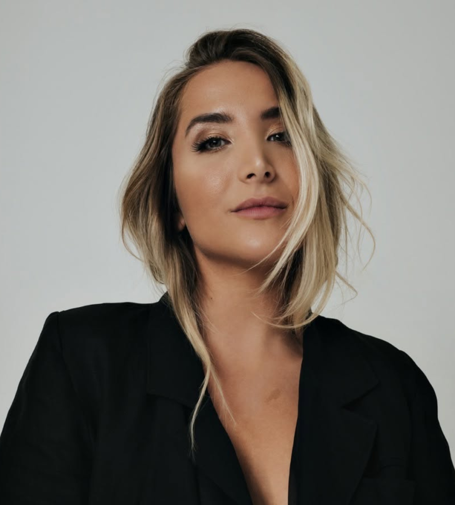 Retrato de Anna Julia Amaral con blazer negro y cabello rubio | Agencia Brilla Influencers