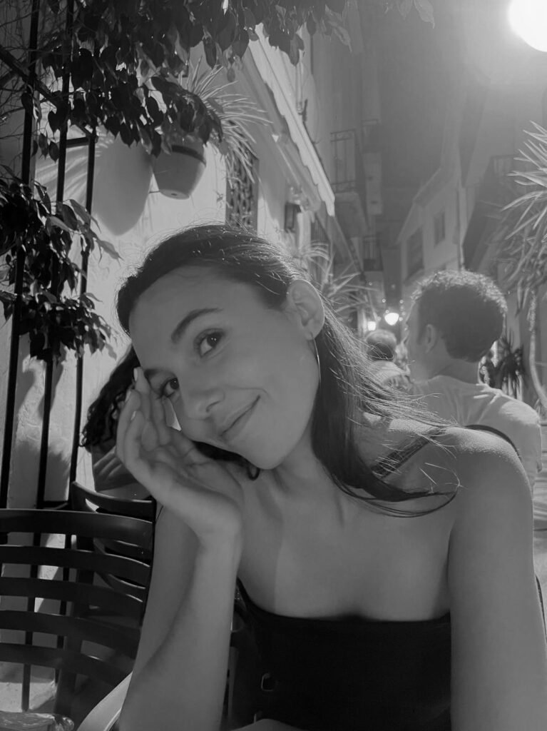 Luna, creadora UGC, en un retrato lifestyle en blanco y negro con una estética natural, cercana y elegante | Agencia Brilla Influencers
