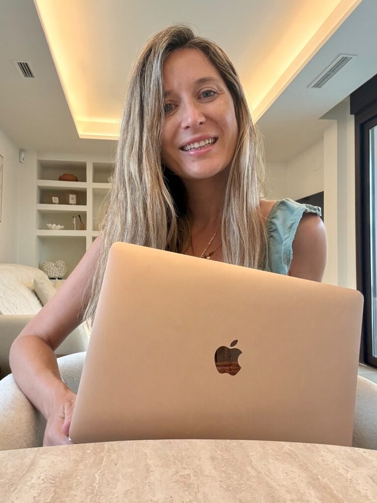 Thais García Más, creadora UGC, trabajando con un ordenador portátil en un entorno interior luminoso y profesional | Agencia Brilla Influencers