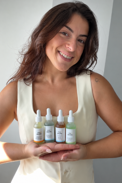 Natalia Bello Guil presentando productos de skincare en un contenido UGC de belleza minimalista.