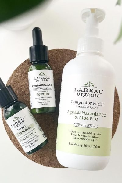 Productos naturales de cuidado facial Labeau Organic sobre fondo blanco