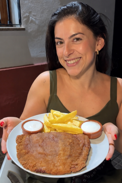Creadora UGC Natalia Bello Guil disfrutando de una tapa tradicional en una taberna de Córdoba.