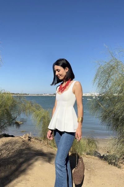 Luna Cabrera, creadora UGC, con look elegante en tonos blanco y denim junto al mar, mostrando una estética cuidada y natural | Agencia Brilla Influencers