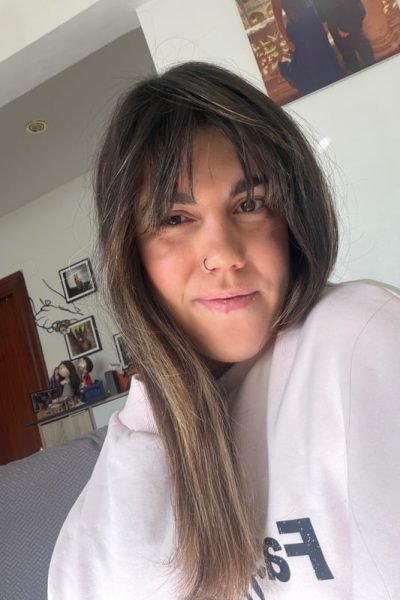 Alicia Sánchez Manzanero, creadora de contenido UGC, en un selfie natural dentro de su hogar con luz natural y estilo lifestyle.