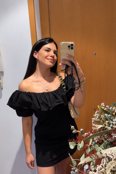 Laia Barruelo Blasco, creadora UGC de moda y lifestyle mostrando un look negro elegante frente al espejo | Agencia Brilla Influencers.