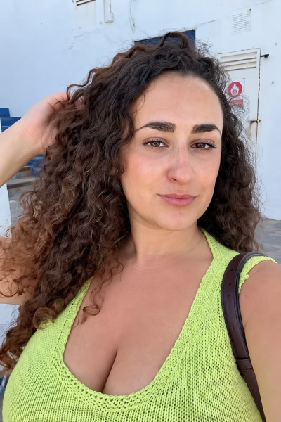 Influencer UGC Mercedes Perez colaborando con marcas de belleza y cosmética en redes sociales – Agencia Brilla.