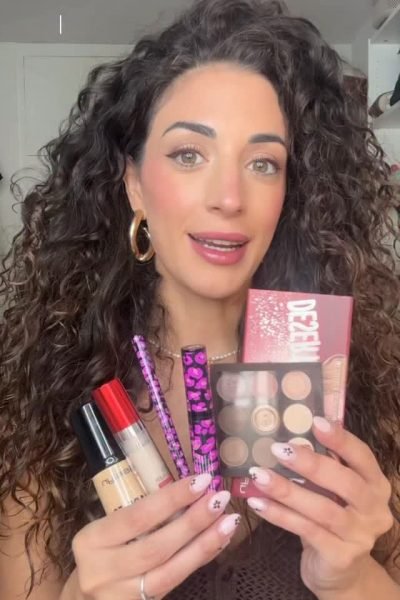 Soraya Fernández mostrando productos de maquillaje y cuidado facial como paletas y correctores, creadora de contenido beauty