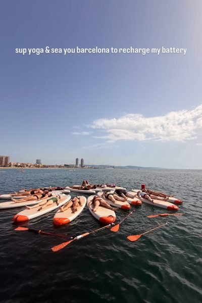UGC Anna Julia Amaral realizando una sesión de SUP yoga sobre tablas en el mar de Barcelona, transmitiendo bienestar, equilibrio y conexión con la naturaleza.