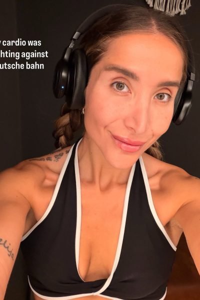 UGC Anna Julia Amaral mostrando una rutina fitness con auriculares y ropa deportiva, transmitiendo energía, disciplina y hábitos saludables.