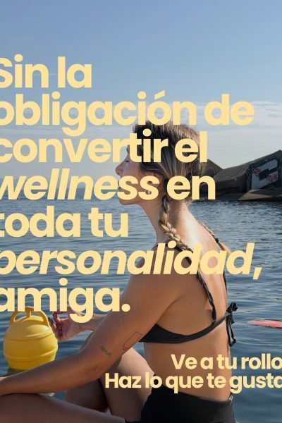 UGC Anna Julia Amaral realizando una sesión de SUP yoga sobre tablas en el mar de Barcelona, transmitiendo bienestar, equilibrio y conexión con la naturaleza.