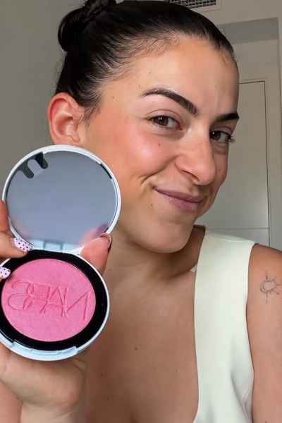 Natalia Bello Guil mostrando un producto de maquillaje en un contenido UGC beauty con luz natural.