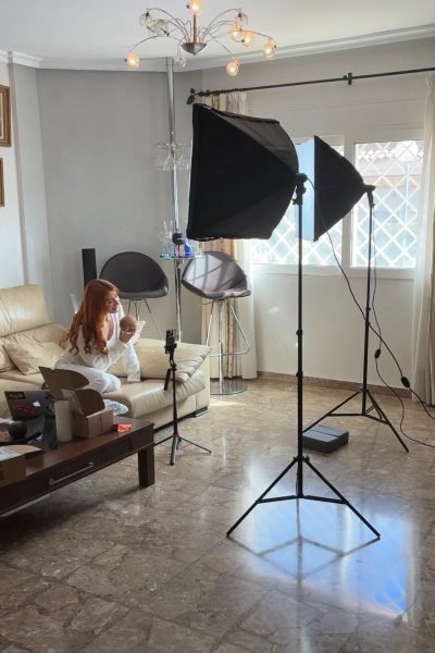 Adriana Colodro grabando contenido UGC en set de grabación con iluminación profesional