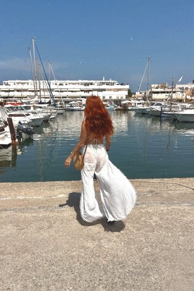 Adriana Colodro caminando en puerto deportivo creando contenido lifestyle