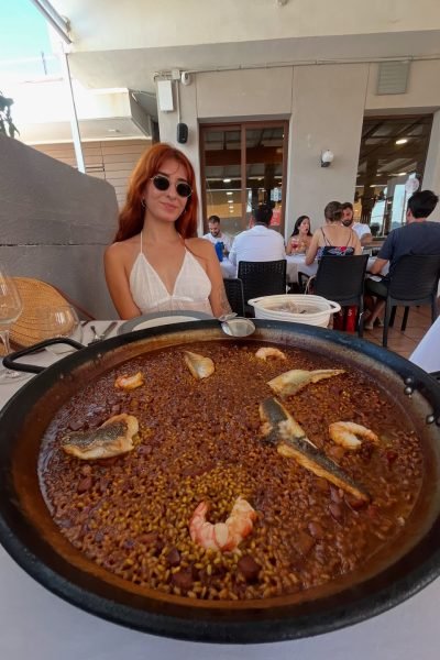 Adriana Colodro disfrutando una paella en restaurante contenido gastronómico UGC
