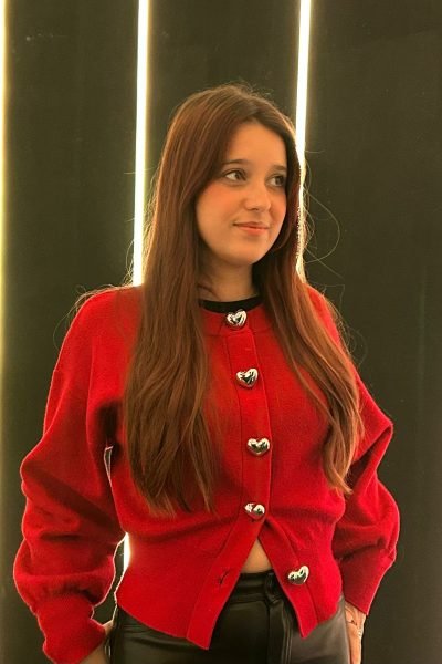 UGC Alba Lucia Navarro con chaqueta roja en retrato moderno con iluminación artística. Imagen de la Agencia de marketing digital Brilla influencers y Comunicación.