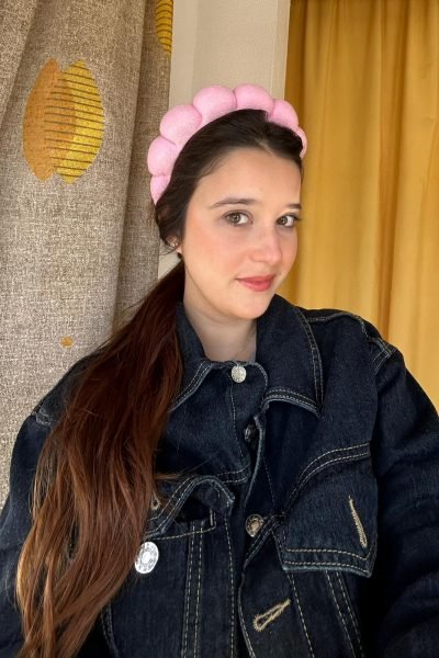 UGC Alba Lucia Navarro con diadema rosa y chaqueta vaquera en retrato lifestyle. Imagen de la Agencia de marketing digital Brilla influencers y Comunicación.