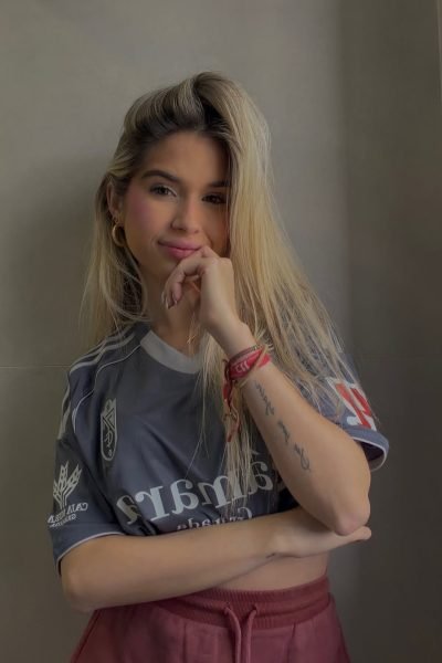Alba Rodríguez con camiseta deportiva en un entorno relajado, mostrando su estilo y conectando con su audiencia, mientras respalda la labor de Brilla Influencers y Comunicación