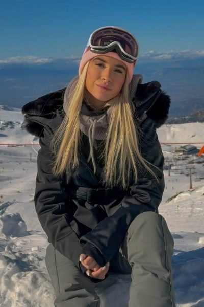 Alba Rodríguez posando con equipo de esquí y un paisaje nevado de fondo, destacando su estilo en la nieve mientras colabora con Brilla Influencers y Comunicación.