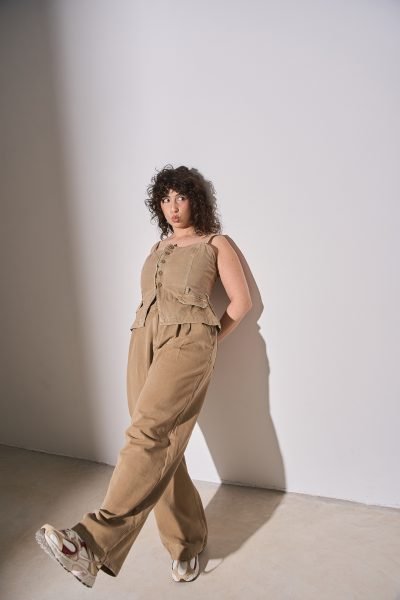 Ana Carpio posando con un conjunto casual beige en un estudio fotográfico. La imagen destaca un estilo urbano, cómodo y actual para campañas de moda y lifestyle.