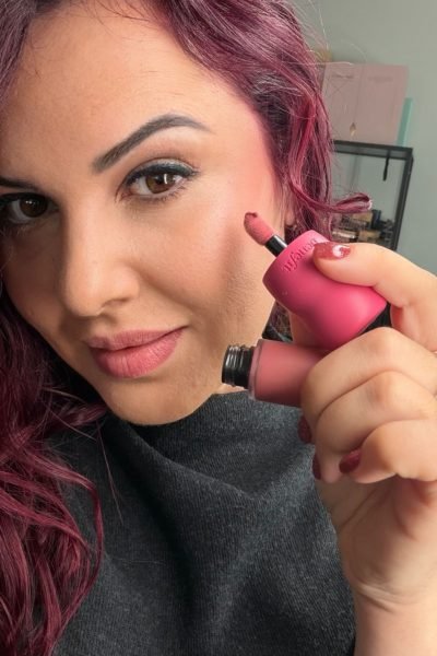 Agencia de marketing digital Brilla Influencers y Comunicación, Ana Crespo Torres aplicando un labial líquido de color rosado, mostrando un look de belleza natural.