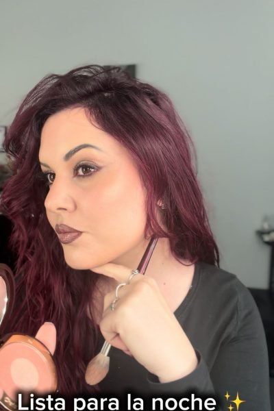Agencia de marketing digital Brilla Influencers y Comunicación, Ana Crespo Torres aplicando maquillaje para la noche, con cabello rojo y un look sofisticado.