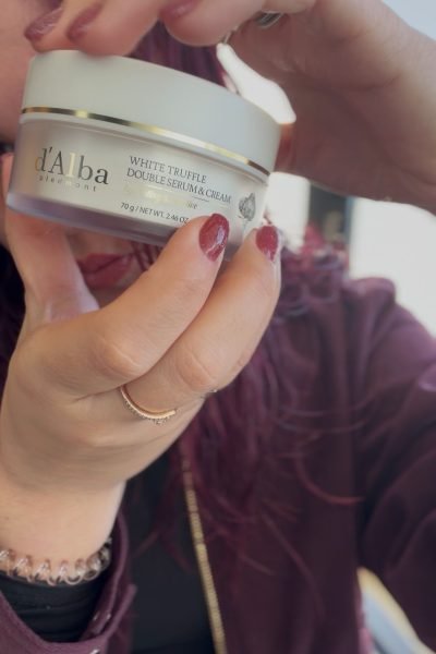 Agencia de marketing digital Brilla Influencers y Comunicación, Ana Crespo Torres mostrando crema facial d'Alba White Truffle Double Serum & Cream, con detalles en las manos.