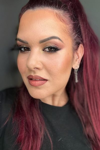 Agencia de marketing digital Brilla Influencers y Comunicación, Ana Crespo Torres con maquillaje destacado y cabello rojo, posando con expresión natural.