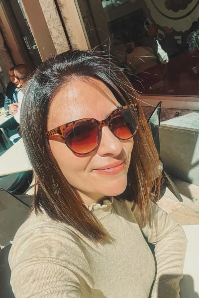 Ana Mayor Camarena UGC lifestyle exterior con gafas de sol para Agencia de marketing digital Brilla Influencers y Comunicación