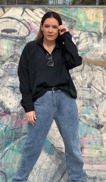 Ana Gutierrez Torres con camisa negra y vaqueros en sesión urbana para Agencia de marketing digital Brilla Influencers y Comunicación