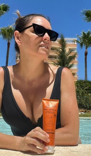 Ana Gutierrez Torres en piscina con producto bronceador para contenido de verano creado por Agencia de marketing digital Brilla Influencers y Comunicación