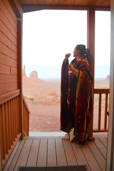 Andrea Diez Perales UGC en paisaje desértico estilo Monument Valley contenido viajes y aventura Agencia de marketing digital Brilla influencers y comunicación