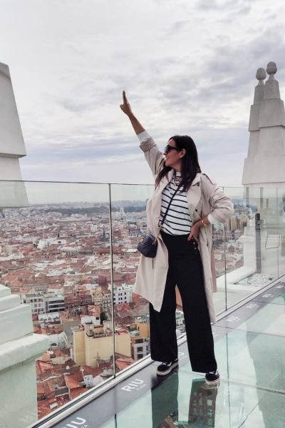 Andrea Diez Perales UGC en mirador urbano con vistas a la ciudad contenido lifestyle viajes Agencia de marketing digital Brilla influencers y comunicación