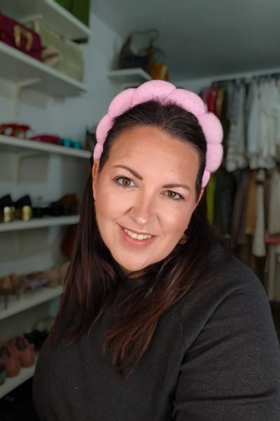 Andrea Diez Perales UGC con diadema rosa en vestidor organizado Agencia de marketing digital Brilla influencers y comunicación