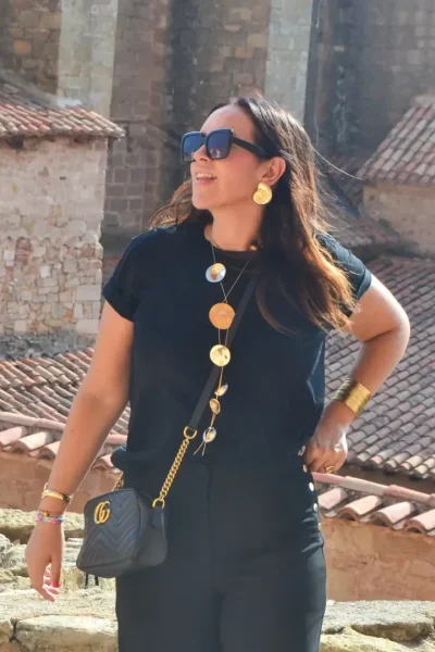 Andrea Diez Perales UGC con look casual y elegante en entorno histórico Agencia de marketing digital Brilla influencers y comunicación