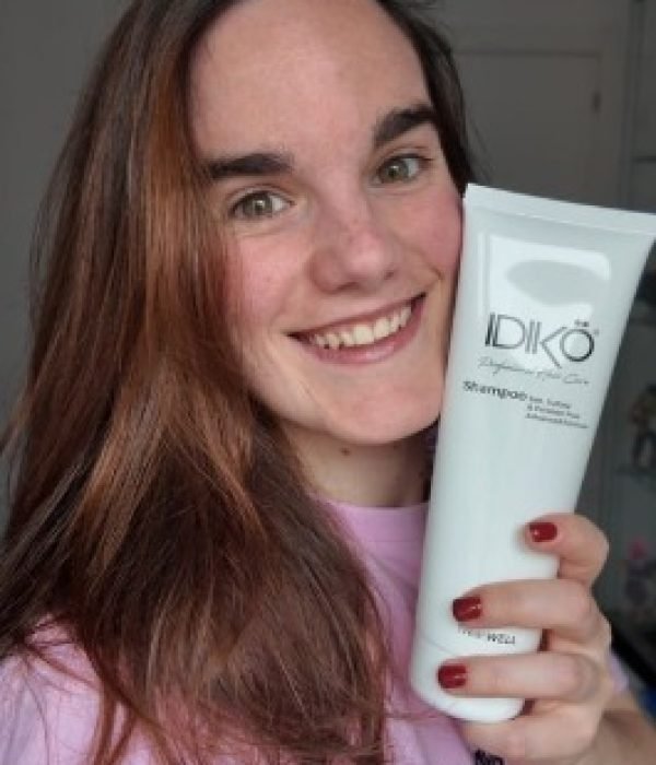 Ane Ajuria con shampoo IDIKO - Agencia de marketing digital Brilla influencers y Comunicación