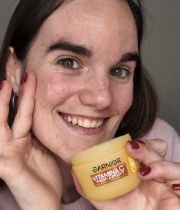 Ane Ajuria mostrando crema Garnier Vitamin C - Agencia de marketing digital Brilla influencers y Comunicación